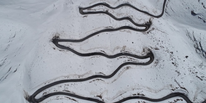 Yılan gibi kıvrılan keskin virajlar, görenleri hayran bıraktı