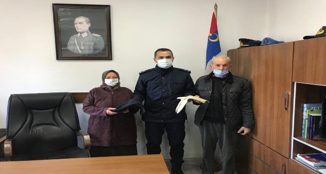 Doğudaki Mehmetçikler için yün çorap ördü