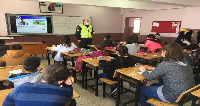 Jandarmadan, yüz yüze “Öğrencilere Trafikte Farkındalık” eğitimi verildi