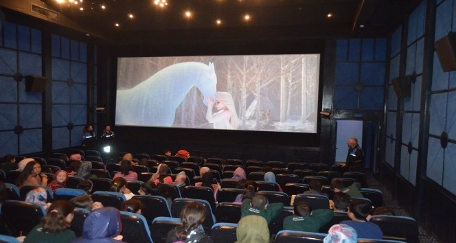 Mart ayında açılması hedeflenen sinema salonlarında tarih ertelendi