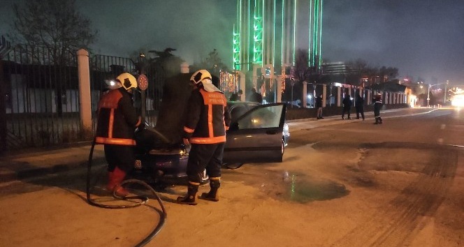 Başkent’te  seyir halindeki otomobil alev aldı