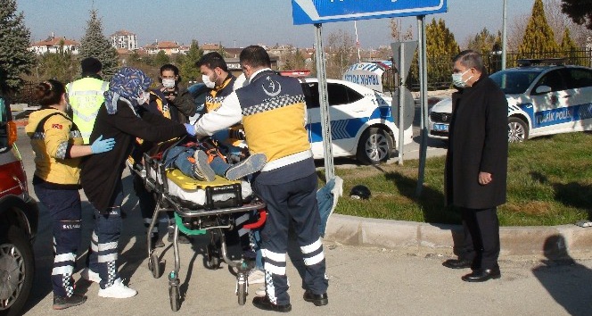 Kamyonet ile çarpışan motosikletteki 2 kişi yaralandı