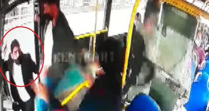 Otobüs şoförü bıçaklı saldırıdan kapıyı kapatarak kurtuldu