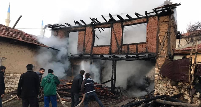 Mangal yaparken 2 katlı evini yaktı