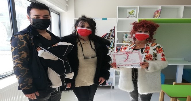 Çanakkale’de 18 günlük Harika bebek kütüphaneye üye oldu
