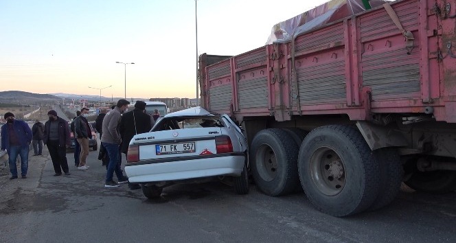 Kırıkkale’de otomobil kamyona ok gibi saplandı: 2 yaralı