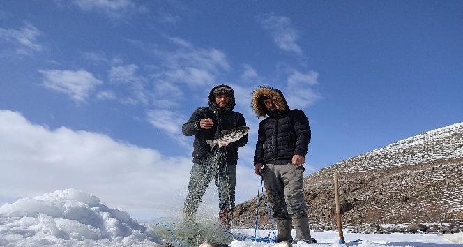 Çıldır Gölü’nde ‘Eskimo’ usulü balık avı