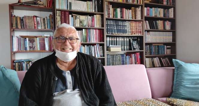 Emekli öğretmen evini kütüphaneye çevirdi