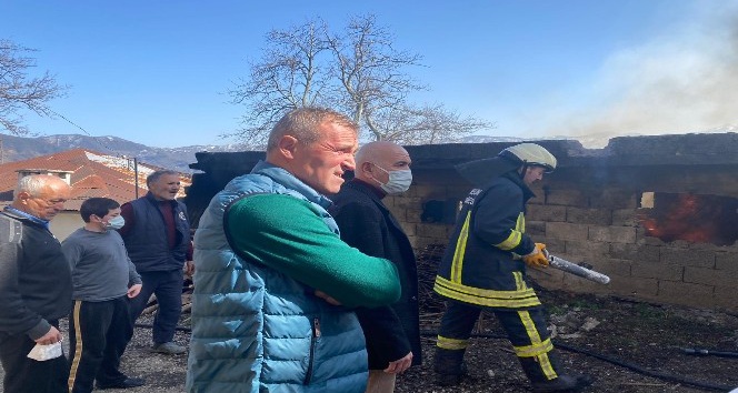 Odunlukta çıkan yangın paniğe neden oldu