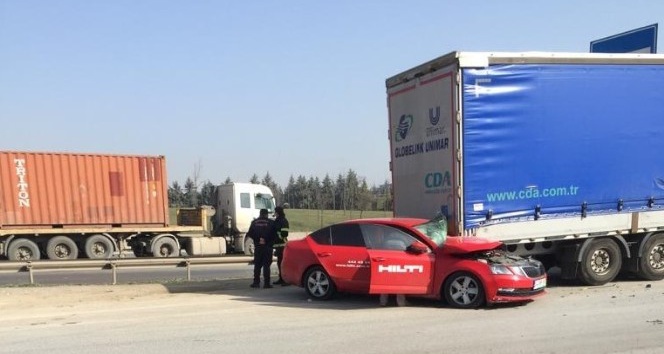 Park halindeki tıra çarpan otomobilin sürücüsü yaralandı