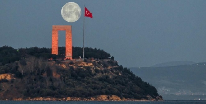 Şehitlik Abidesi ve dolunayın buluşma anı mest etti