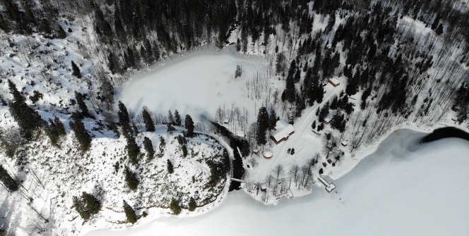 Buz tutan Karagöl fotoğraf tutkunlarının gözdesi oldu