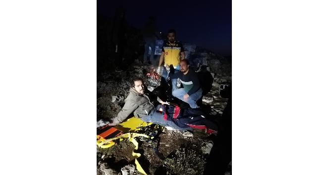 Kayalıklarda mahsur kalan 2 çoban helikopter ile kurtarıldı