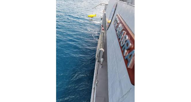 MSB: "Gökçeada açıklarında batan teknedeki 2 jandarma personelinden Teğmen Musa Bulut’un naaşı, Sahil Güvenlik Komutanlığı dalgıçları tarafından su altından çıkarılmıştır. Kayıp olan 1 jandarma personelini arama çalışmaları sürüyor."