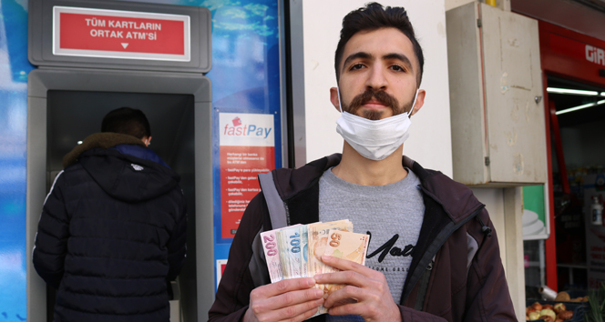 İşsiz genç ATM’de bulduğu parayı banka yetkililerine teslim etti