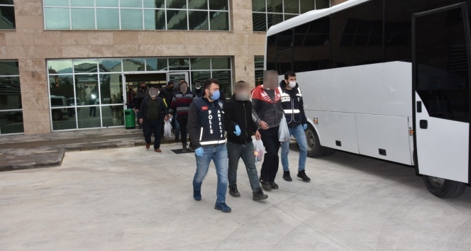 Antalya&#039;da eş zamanlı operasyonda aranan 37 kişi yakalandı