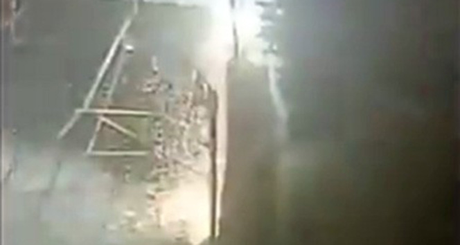 İstanbul&#039;da metro hattında korku dolu anlar: Elektrik telleri havai fişek gibi patladı