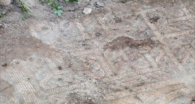 Kaçak kazı baskınında mozaik çıktı