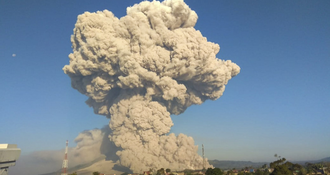 Endonezya&#039;da Sinabung Yanardağı&#039;nda patlama