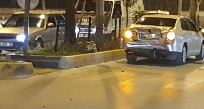 Alkollü sürücü ışıkta bekleyen otomobile çarptı