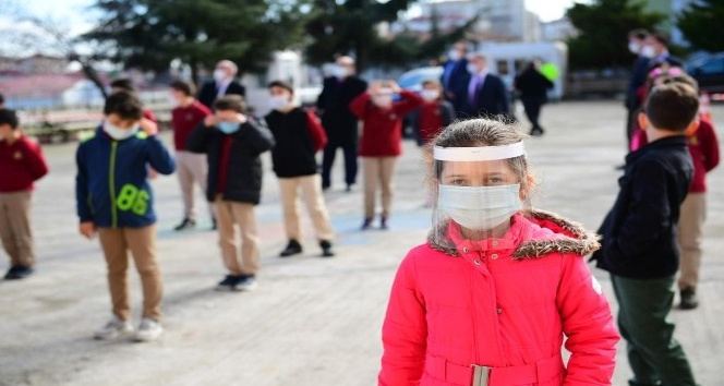 Trabzon’da öğrenciler kolbastı eşliğinde sınıflarına girdi