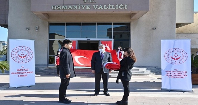 Hatay’dan getirilen Türk bayrağı Osmaniye’de teslim alındı