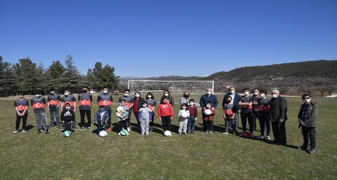 Isparta’da Kozluca köyüne futbol sahası ve oyun parkı kuruldu