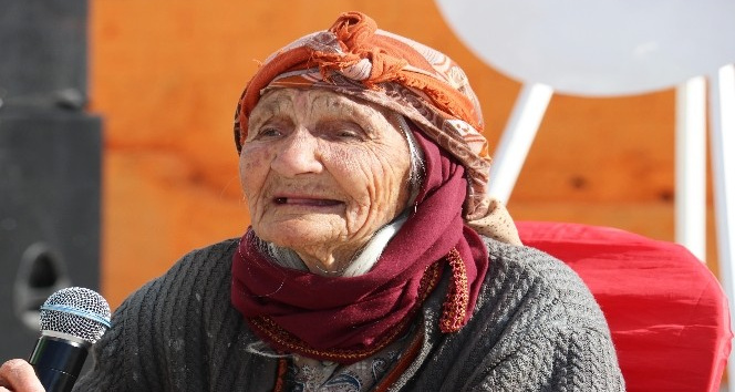 Arslanköylü 96 yaşındaki Nesibe nine, kurtuluş programında duygulandırdı