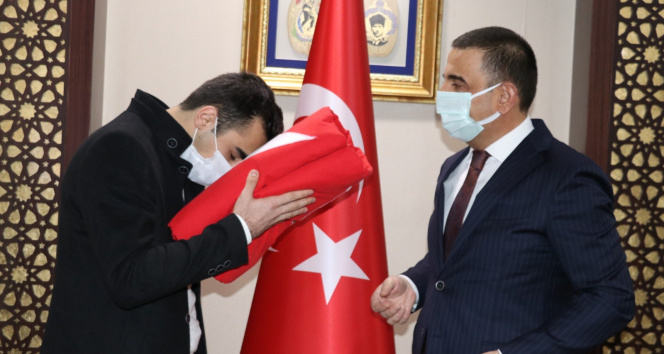Çanakkale Şehitliğine götürülecek şanlı Türk bayrağı Siirt&#039;ten yola çıktı