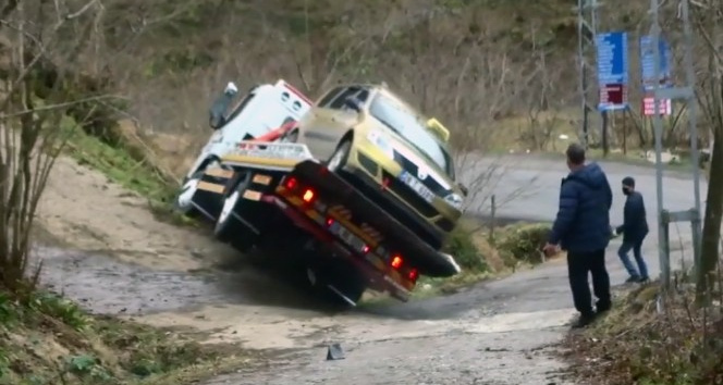 Çekici üzerindeki araçla devrildi