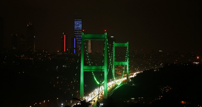 İstanbul’da köprüler yeşil renk ile aydınlatıldı