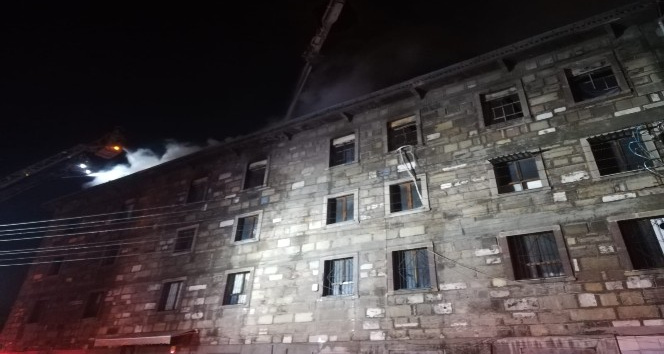İzmir’de 4 katlı tekstil atölyesinde çıkan yangın söndürüldü