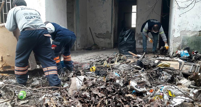 Mersin&#039;de terk edilmiş evden 4 römork çöp çıkarıldı