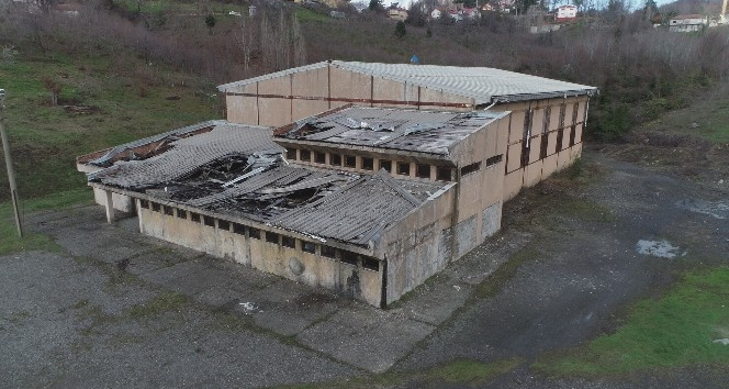 Metruk bina tespiti yapılan 35 yıllık spor salonuna yıkım engeli