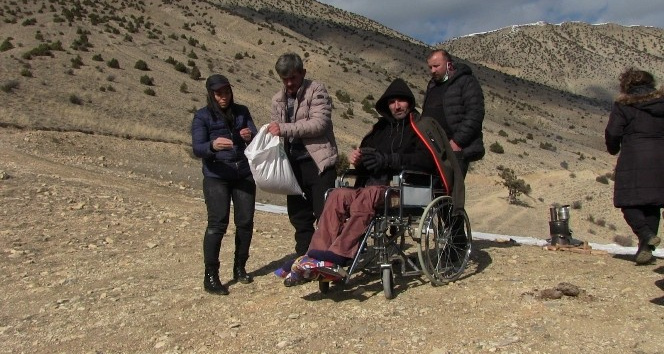 Dünya Hayvanları Koruma Günü’nde yaban hayvanları için doğaya yem bıraktılar