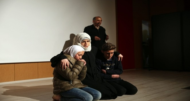 Mardin’de savaş mağduru Suriyelileri konu alan tiyatro sahnelendi