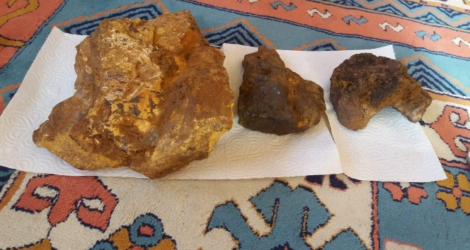 Tarlasında bulduğu göktaşı için müşteri bekliyor