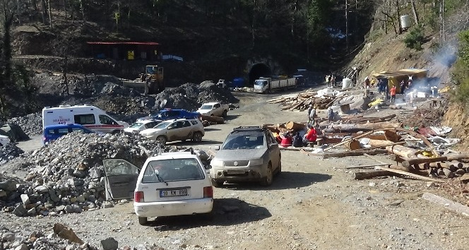 Göçük altındaki madenciyi kurtarma çalışmaları devam ediyor