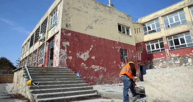 Mardin’de risk oluşturan okulun yıkımına başlandı