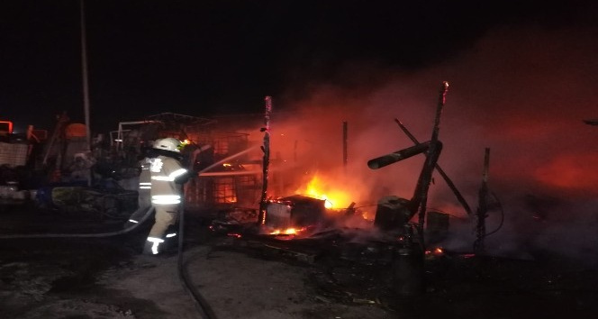 İzmir’de kamyon bakım istasyonunda yangın paniği