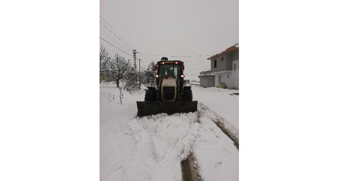 Büyükşehir Belediyesi ekipleri, kardan kapanan yolları açtı