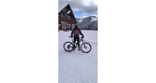 Macera tutkunu genç bisikletiyle kayak pistinde hız denemesi yaptı