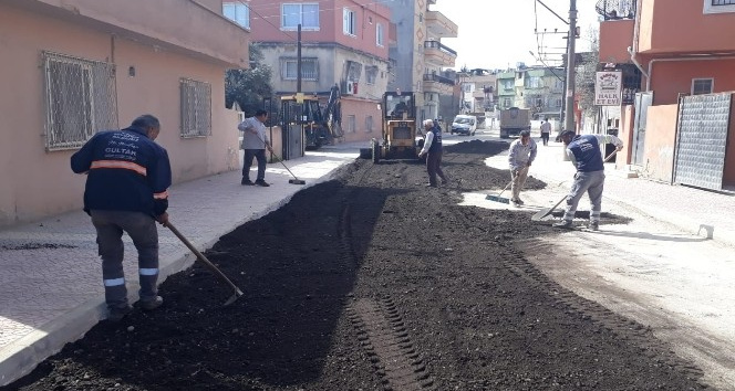 Akdeniz’de asfalt, kaldırım ve yol çalışmaları devam ediyor