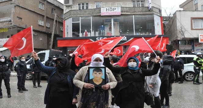 Şırnak’ta acılı anneler ’Kahrolsun PKK’ sloganları ile evlatlarını HDP’den istedi