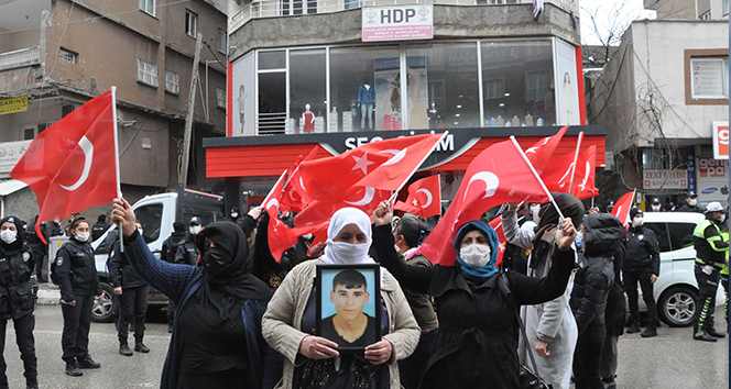 Şırnak&#039;ta acılı anneler &#039;Kahrolsun PKK&#039; sloganları ile evlatlarını HDP&#039;den istedi