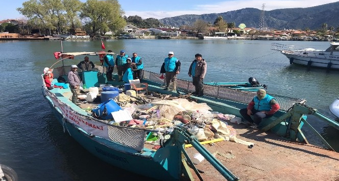 Dalyan Kanalı ve Köyceğiz Gölü’nde temizlik çalışmalarına devam ediyor