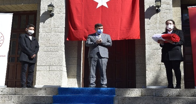 Gençlere emanet edilen Türk bayrağı Çanakkale’ye uğurlandı