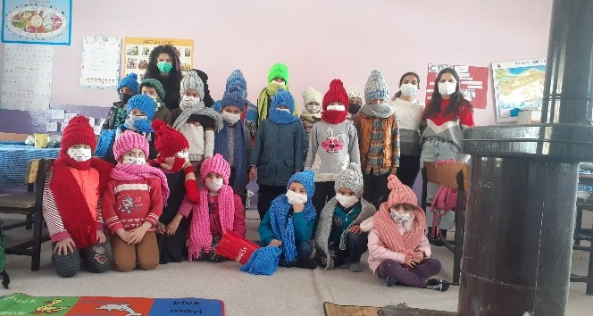 Öğretmenler elleriyle ördü, Türkiye’nin en soğuk ilçesine gönderdi