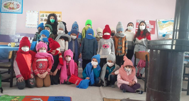 Öğretmenler elleriyle ördü, Türkiye&#039;nin en soğuk ilçesine gönderdi