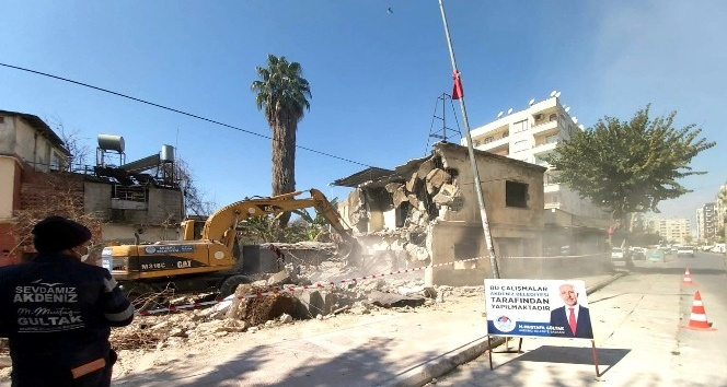 Akdeniz’de metruk bina kontrollü şekilde yıkıldı